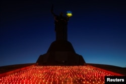Hiljadu sveća ispred spomenika "Otadžbina" tokom komemorativne ceremonije na 1000. dan od početka ruskog napada punih razmera na Ukrajinu, Kijev, Ukrajina, 19. novembar, 2024.