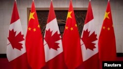 Bendera Kanada dan China tampak dipajang di Diaoyutai State Guesthouse di Beijing, China (foto: ilustrasi). 