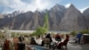 Para biksu Buddha dan Muslim di wilayah Ladakh, Himalaya, India, memberikan suara mereka pada Senin (20/5) dalam pemilihan kepala daerah. (Foto: REUTERS/Sharafat Ali)