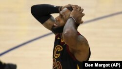 Košarkaš Klivlenda Lebron Džejms reaguje na sudijsku odluku u drugom poluvremenu prve utakmice finala NBA plej-ofa (Foto: AP/Ben Margot)