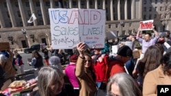 Para pekerja dan aktivis melakukan aksi solidaritas terhadap Badan Pembangunan Internasional AS (USAID) di Washington, pada 28 Februari 2025. (FotoAP/Jacquelyn Martin)