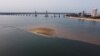 Permukaan air Sungai Parana, di sekitar Rosario, Argentina yang mengalir melalui pelabuhan pedalaman utama di Corrientes, turun ke titik terendah dalam sejarah akibat kekeringan parah di hulu di Brazil, 18 September 2024. (Sebastian Toba/REUTERS)