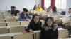 資料照：2011年11月27日，在中國東部安徽省合肥市，考生準備參加中國公務員考試，全國有1.33億人參加考試，以獲得18,000個政府職位的資格。 （法新社）