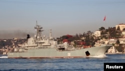 Arhiva - Ruski veliki desantni brod Cezar Kunikov plovi Bosforom, na putu ka Sredozemnom moru, u Istanbulu, Turska, 4. marta 2020. Ukrjinska vojska tvrdi da je brod potopila 14. februara 2023.