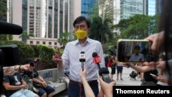 香港親民主活動人士吳文遠在法庭外對記者講話（2021年5月17日）
