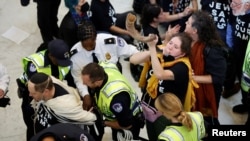 Policija privodi demonstrante tokom protesta u zgradi američkog Kongresa (REUTERS/Jonathan Ernst)