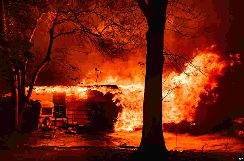 Uma casa está em chamas durante o incêndio em Eaton, em Pasadena, Califórnia, a 7 de janeiro de 2025.