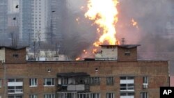 俄軍轟炸烏克蘭首都基輔住宅區引起大火。（2024年1月2日）