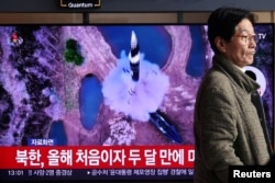 6일 한국 서울역에 설치된 TV에서 북한 미사일 발사 관련 뉴스가 보도되고 있다.