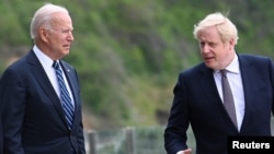 Predsednik SAD Džo Bajden i premijer Velike Britanije Boris Džonson u šetnji u Kornvolu, u Velikoj Britaniji, 10. jun 2021. (Foto: Reuters/Toby Melville/Pool)