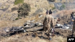 Pakistanska vojska pored srušenog indijskog aviona
