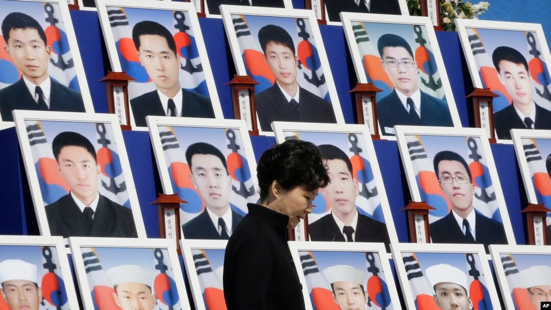 박근혜 한국 대통령이 26일 국립대전현충원에서 열린 천안함 폭침 5주기 추모식에서 당시 숨진 군인 46 명의 영정 앞을 지나고 있다.
