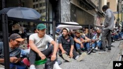 Migranti kod hotela Ruzvelt u Njujorku 31. jul 2023. (Foto:AP/John Minchillo)