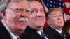 Rais Donald Trump, Kulia, Waziri wa Mambo ya Nje Mike Pompeo (kati) na mshauri wa usalama wa taifa White House John Bolton