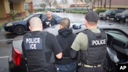 Hapšenje stranih državljana u SAD - snimci Američke službe za imigraciju i carinu 