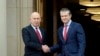 Menteri Pertahanan AS Pete Hegseth (kanan) menyambut kedatangan Menteri Pertahanan Inggris John Healey di Pentagon, Washington, pada 6 Maret 2025. (Foto: AP/Rod Lamkey, Jr.)