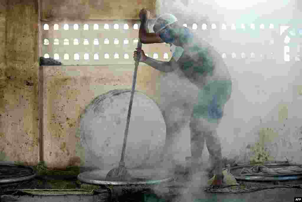 Seorang juru masak katering menyiapkan daging kambing haleem untuk dijual selama bulan suci puasa Ramadan di Chennai, India. (AFP)