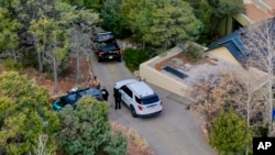 Para petugas kepolisian Santa Fe County masih berada di luar rumah milik aktor Gene Hackman dan istrinya, Betsy Arakawa, yang sebelumnya ditemukan tewas, di Santa Fe, New Mexico, 27 Februari 2025. (Foto: Roberto E.Rosales/AP Photo)