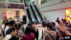 ရန်ကုန်နိုင်ငံတကာလေဆိပ် ပြည်ပထွက်ခွာဂိတ်မှာတွေ့ရတဲ့ ခရီးသွားများ (ဒီဇင်ဘာ ၁၁၊ ၂၀၂၄)