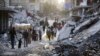 Warga Palestina yang mengungsi akibat serangan udara dan darat Israel di Jalur Gaza, berjalan melewati aliran limbah gelap yang mengalir ke jalan-jalan kota selatan Khan Younis, Jalur Gaza, pada 4 Juli 2024. (Foto: AP)