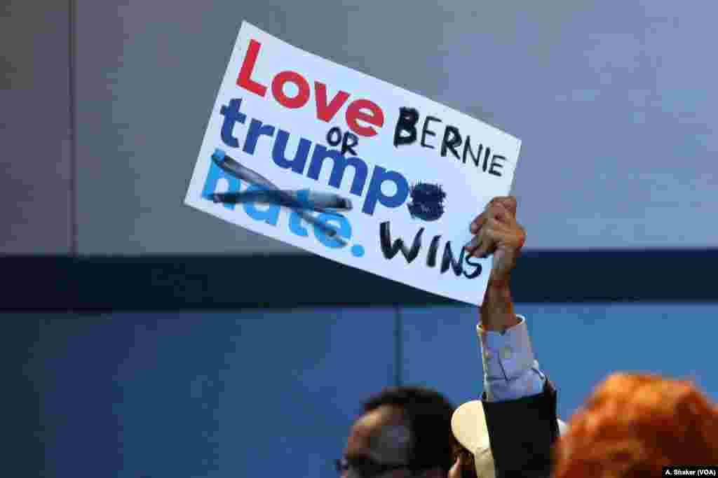 Boor taageero loogu muujinayo Bernie Sanders. Philadelphia July 25, 2016 (A. Shaker/VOA)