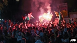 Demonstranti sa palestinskim zastavama i fotografijama Mohameda Deifa, komandanta Hamasovog vojnog krila ispred ambasade Francuske u Bejrutu
