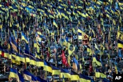 Ukrajinske zastave vijore se nad stotinama grobova ukrajinskih vojnika poginulih u borbama od ruske invazije, u Harkovu, Ukrajina, 6. juna 2024.