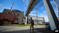 一名俄軍士兵在把守被佔領的烏克蘭扎波羅熱核電站。（2022年5月1日）