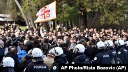 ARHIOVA - Pripadnici policije Crne Gore čuvaju zgradu parlamenta tokom protesta u Podgorici, 26. decembra 2019. (Foto: AP/Risto Božović)