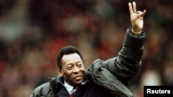 sɛbɛnmarayɔrɔw PHOTO: Bresil ntolatanna ŋana Pele bɛ jama fo Manchester United ni Liverpool ka ntolatan na, tilancɛ waati la Manchester, Angleterre.