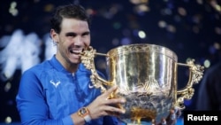 Rafael Nadal pada saat memenangkan gelar juara Tunggal Putera di China Terbuka 2017, di Beijing, China, 8 Oktober 2017.