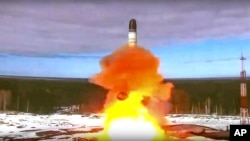 แฟ้มภาพ - ภาพที่หน่วยงาน Roscosmos Space Agency Press Service ของรัสเซียเผยแพร่เมื่อ 20 เม.ย. 2022 แสดงให้เห็นขีปนาวุธข้ามทวีป Samart ขณะถูกยิงออกจากพื้นที่ภาคตะวันตกเฉียงเหนือของรัสเซีย
