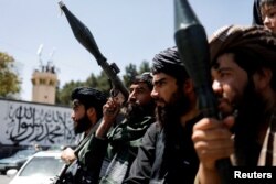 Tentara Taliban merayakan ulang tahun kedua jatuhnya Kabul di jalan dekat Kedutaan AS di Kabul, Afghanistan, 15 Agustus 2023. (Foto: Ali Khara/Reuters)