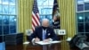 Presidenti Biden në Zyrën Ovale (20 janar 2021)