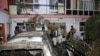 Avganistanci ispred kuće porodice Ahmadi oštećene u američkom udaru dronom u Kabulu, 29. avgusta 2021. 