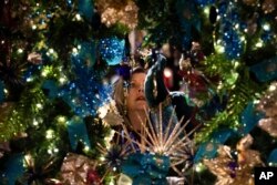 Ceo Livenvort je tokom praznične sezone ukrašen ornamentima i svjećicama, fotografisano 30. novembra 2024.