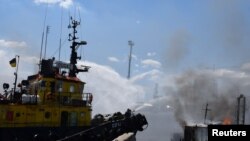 ARHIVA - Gašenje požara posle ruskog napad na luku u Odesi (Foto: Reuters/Joint Forces of the South Defence/Handout )