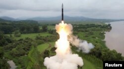 朝鲜官方2023年7月13日公布一天前发射“火星-18”型洲际弹道导弹的照片。