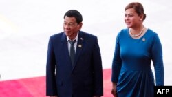 ဖိလစ်ပိုင်သမ္မတ Rodrigo Duterte နဲ့ သမီးဖြစ်သူ Sara Duterte. (ဧပြီ ၁၀၊ ၂၀၁၈)
