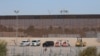 Anggota Garda Nasional Texas mengamankan perbatasan antara El Paso, Texas, Amerika Serikat, dan Ciudad Juarez, Chihuahua, Meksiko, dengan gulungan kawat berduri pada 9 Desember 2024.