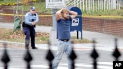 ARHIVA - Edgar Medison Velč iz Salizberija u Severnoj Karolini, predaje se policiji u Vašingtonu 4. decembra 2016. (AP/Sathi Soma) 