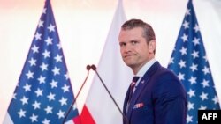 Arhiva - Američki sekretar za odbranu Pit Hegset stiže na zajedničku konferenciju za novinare sa ministrom odbrane Poljske Vladislavom Kosinjakom-Kamišom (nije na fotografiji) u štabu Ministarstva odbrane u Varšavi 14. februara 2025.