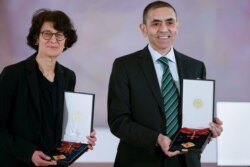دکتر اوزلم تورجی و شوهرش دکتر اوگور شاهین، زوج پژوهشگر و مؤسس شرکت آلمانی «بایو ان تک» هر دو نشان افتخار شایستگی جمهوری فدرال آلمان را از رئیس جمهوری آلمان دریافت کردند - برلین، آلمان - ۱۹ مارس ۲۰۲۱
