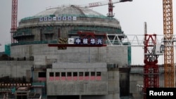 资料照：广东省台山核电站的一个核反应堆正在建设中。（2013年10月17日）