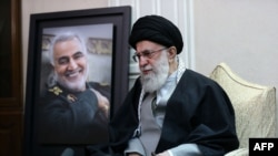 تصویر قاسم سلیمانی در کنار علی خامنه‌ای.