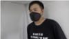 香港當地藝術家阿塗表示，藝術與抗爭看似無關，但其實可撫平創傷，鼓勵港人繼續前行。 （美國之音王四維拍攝）
