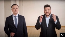 ARHIVA - Na fotografiji sa video snimka koji je objavljen na JuTjub kanalu Alekseja Navalnog 18. aprila 2021, vide se Leonid Volkov, glavni strateg Navalnog, i njegov kolega Ivan Ždanov, kako snimaju svoje obraćanje na nepoznatoj lokaciji u Evropi.