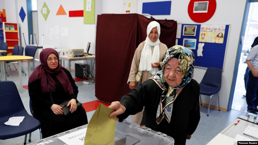 A woman casts her ballot at a polling station during a mayoral election re-run in Istanbul, June 23, 2019. 