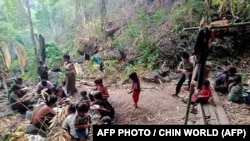 ချင်းပြည်နယ်အတွင်း တိုက်ပွဲတွေကြောင့် တောတောင်တွေထဲ ပုန်းအောင်းနေရတဲ့ ဒေသခံအချို့။ (မေ ၂၀၊ ၂၀၂၁) (ယခင်မှတ်တမ်းဓါတ်ပုံ)