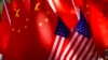 Kineski investitor prati kretanje indeksa na berzi, 6. maja 2019. godine u Pekingu (Foto: AP/Ng Han Guan)